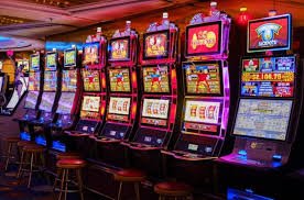 Live Casino trực tuyến với dealer chuyên nghiệp, tương tác trực tiếp và đa dạng game bài